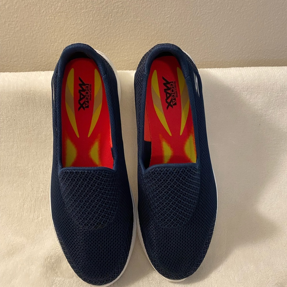Skechers Performace Go walk 4 with Goga mat cushions